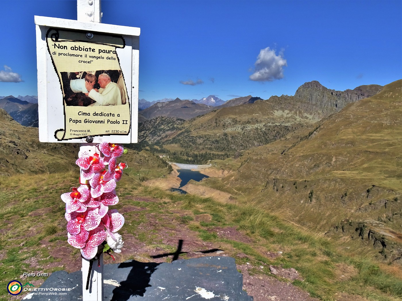 30 Alla croce di vetta di Cima Mezzeno (2230 m) dedicata a Giovanni Paolo II.JPG